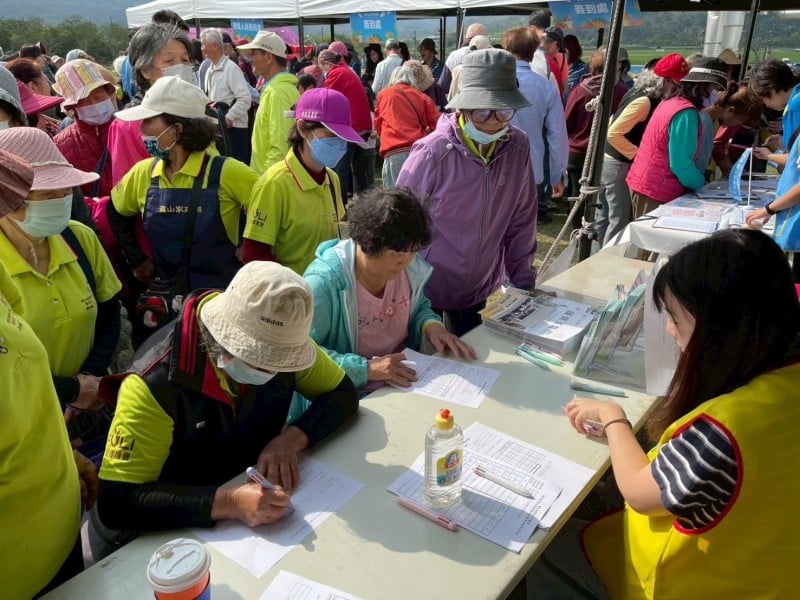 守護長者記憶從社區開始 ! 玉里醫院前進農民節推動「失智檢測」送小禮物